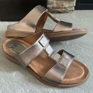 Sofft Blair Wedge Metallic Pewter Slip On Wedge T Strap Sandals Womens Size 9M
